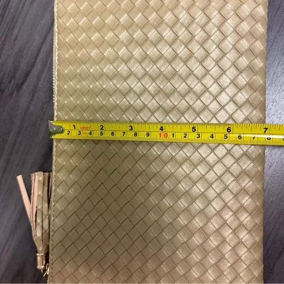 🔥HP🔥NWT Virginia Wolf Clutch Bag Woven Vegan Leather Gold - Picture 6 of 6